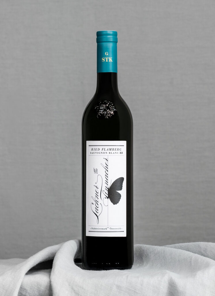 Der Ried Flamberg Sauvignon Blanc 2022 zeigt sich komplex und saftig, mit gelbfruchtiger Textur und einem dezenten Schmelz von Blütenhonig.