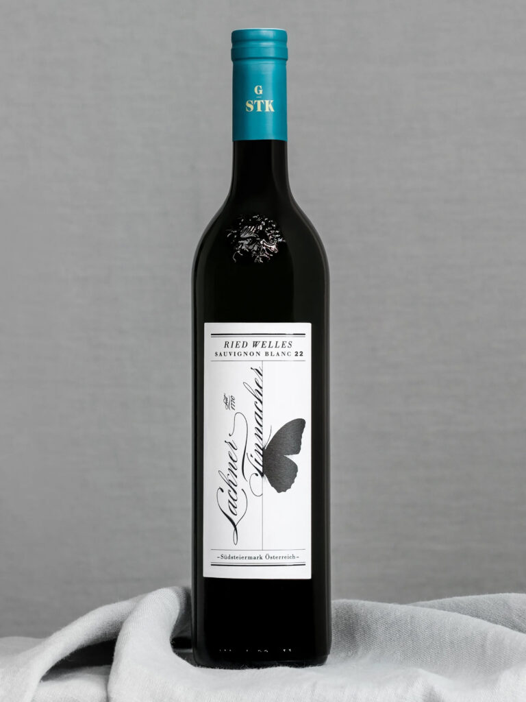Der Ried Welles Sauvignon Blanc 2022 entfaltet feine Nuancen von Orangenblüten und gelben Stachelbeeren, unterlegt von frischen Zitruszesten und zarten weißen Blüten. Ein mineralischer Touch verleiht ihm zusätzliche Frische und Tiefe. Am Gaumen zeigt er sich straff und präzise, mit gelber Frucht, finessenreicher Säure und engmaschiger Struktur – schon heute ein perfekt balancierter Speisenbegleiter mit großem Reifepotenzial. Die Ried Welles ist hoch über der Nebelgrenze gelegen und dem Einfluss kräftiger Winde ausgesetzt, wodurch Reben und Trauben auf natürliche Weise gesund bleiben. Der karge Schotterkonglomeratboden alpinen Ursprungs zwingt die Reben, tief zu wurzeln. Die Beeren sind klein, würzig und aromatisch. Aus diesem anspruchsvollen Hang entstehen Weine von großer Charakterstärke mit klarer Mineralität, Tiefe und Ausdruckskraft.